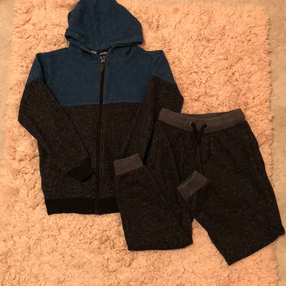 UNIVIBE sweatsuit